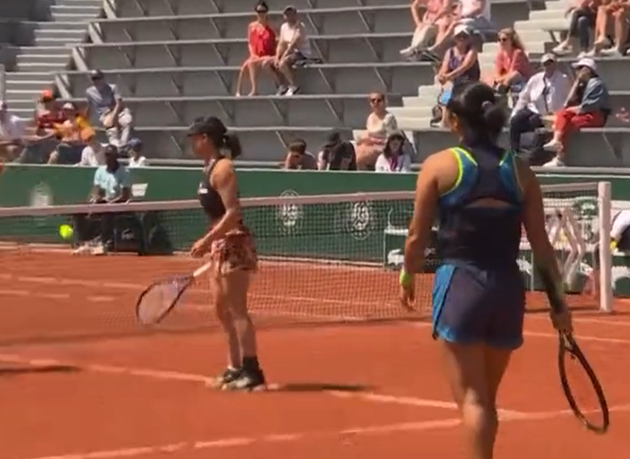 加藤輕輕將球打回。(影片截圖)