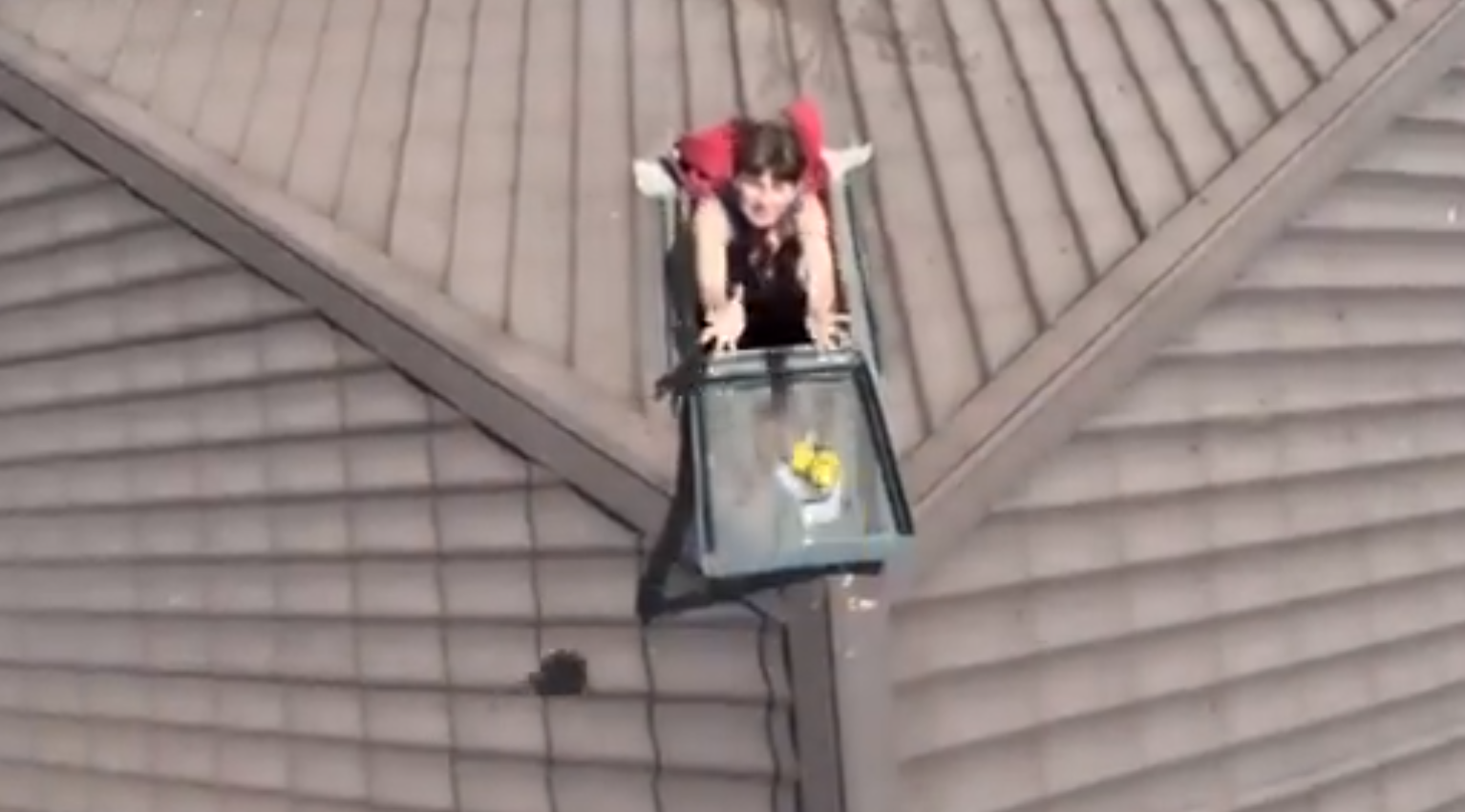 烏克蘭的無人機將生果空投到災民手上。(影片截圖)