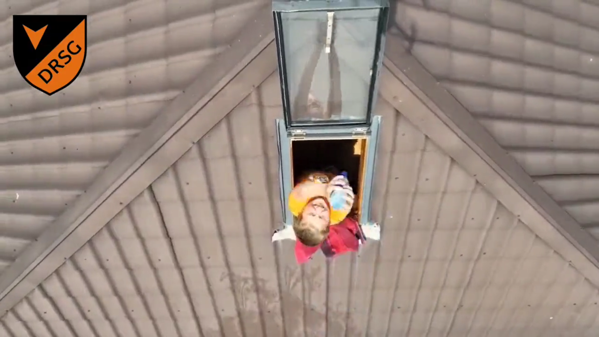 烏軍用無人機空投樽裝水。(影片截圖)