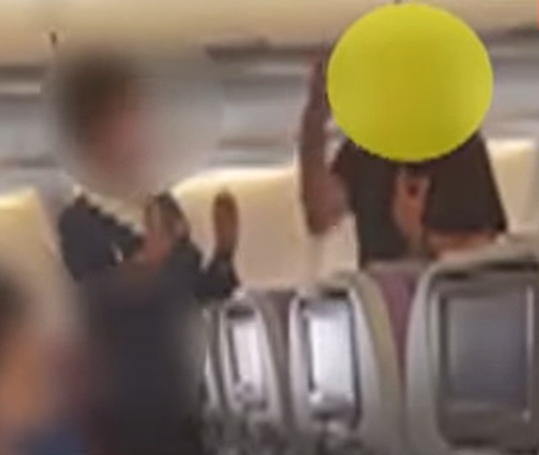 女子激動地與空中服務員交流。(影片截圖)