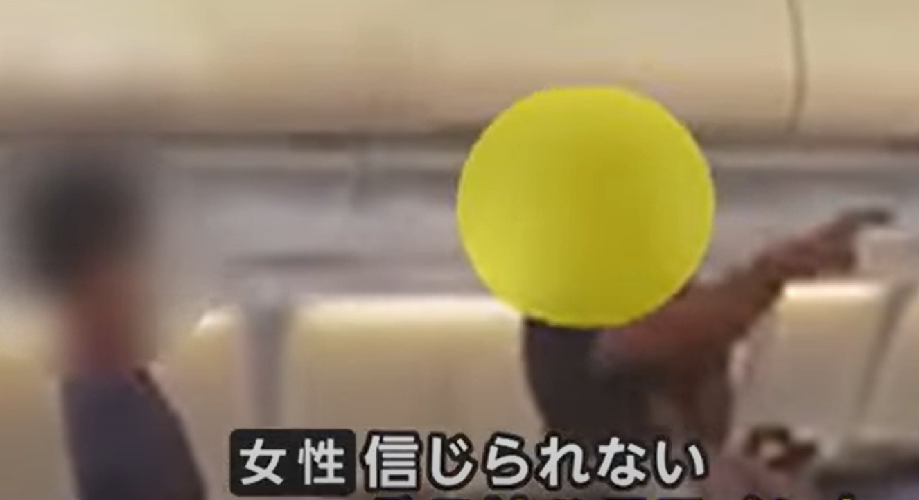 女子又與其他乘客爭執。(影片截圖)