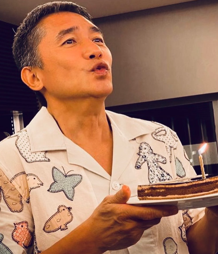 今年61歲的梁朝偉,日前慶生時捧著蛋糕「嘟嘴」拍照。(資料圖片)