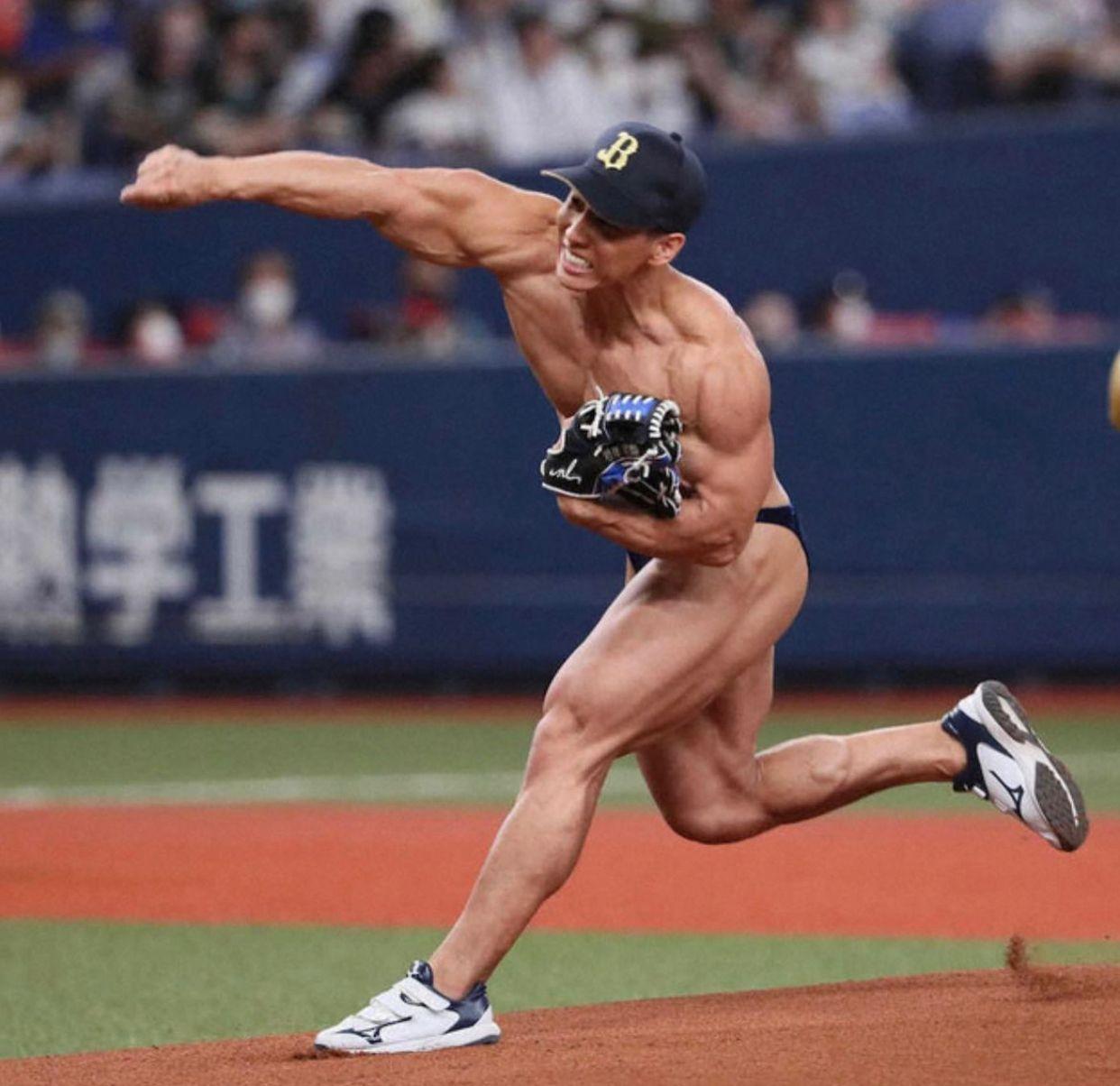 橫川尚隆去年9月脫剩小三角為球賽擔任發球嘉賓,令他登上各大體育報章頭版。