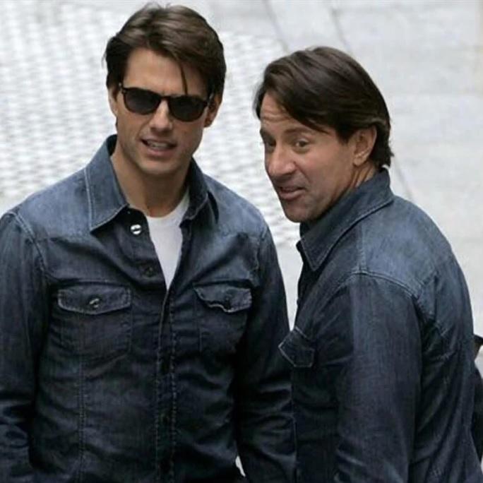 湯告魯斯與真替身合照。(2010年《戀戰特務王》)