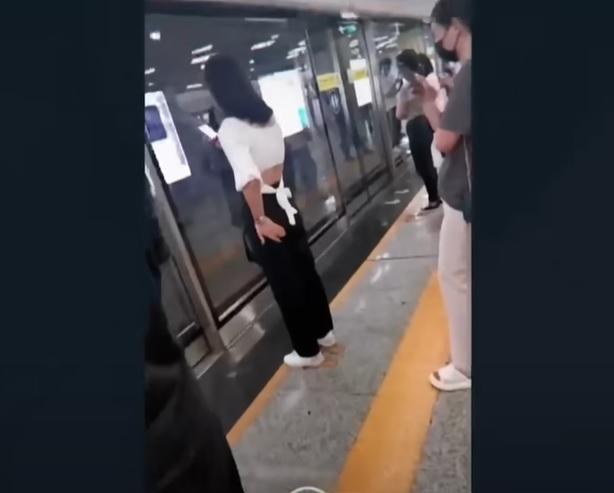 「癡漢」在地鐵偷拍女性。(互聯網)