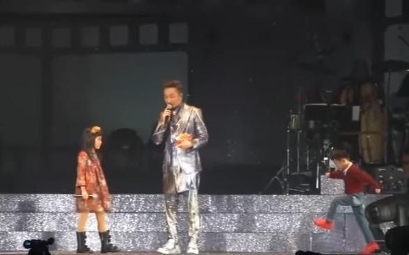 4年前的紅館演唱會,幼子突然自己衝上台,場面搞笑。
