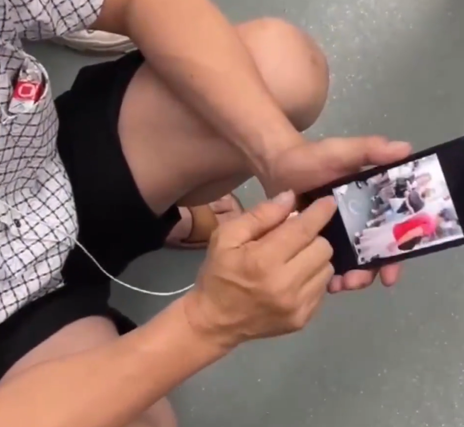 被女大生質疑後,阿伯也大方秀出手機相簿證明自己沒有偷拍。(圖/翻攝微博@星視頻)