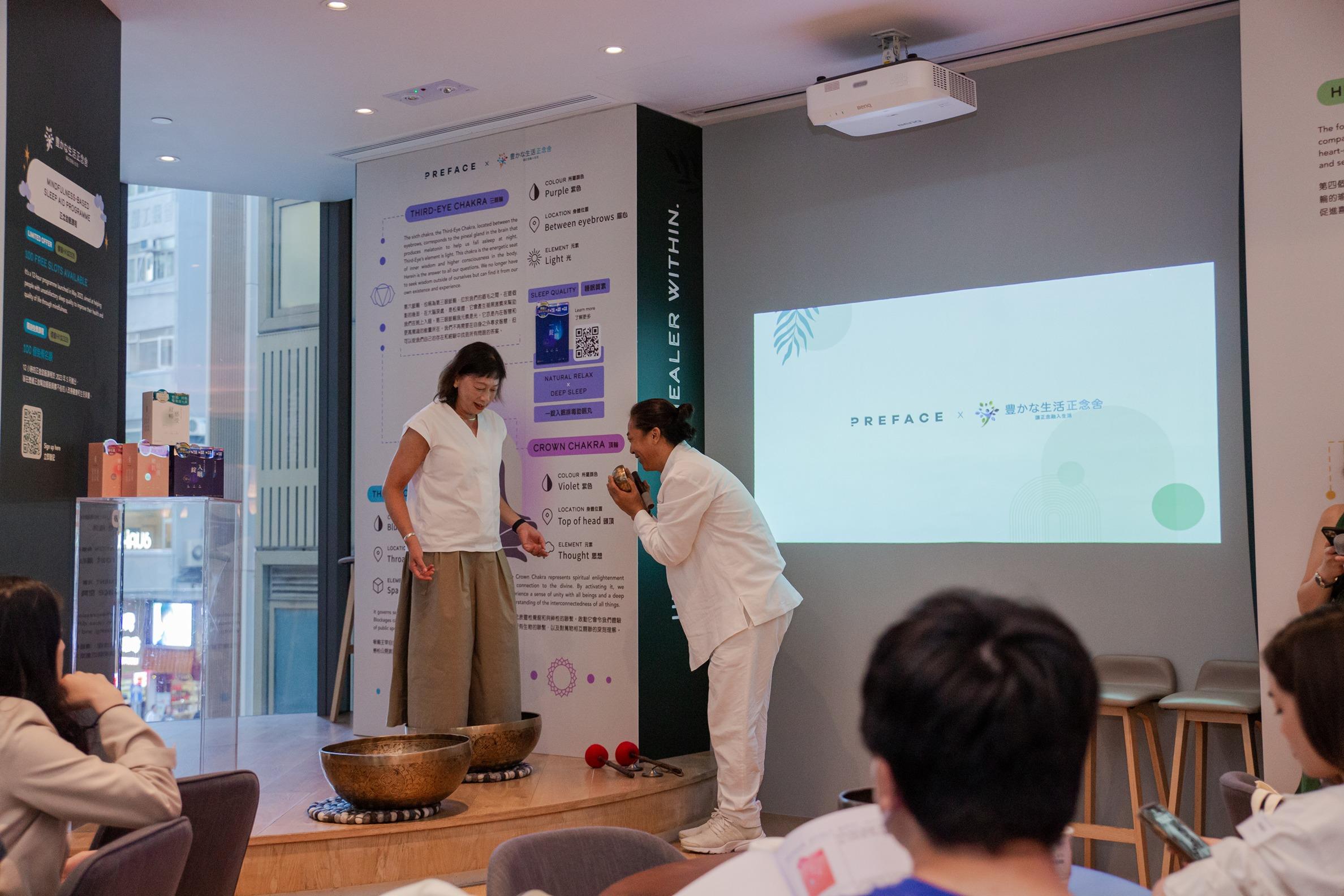 「豐盛生活正念舍」日前舉辦傳媒預覽日,請來西藏頌缽大師Tsering Ngodup,以頌缽為來賓進行調頻及帶領頌缽聲頻浴體驗。