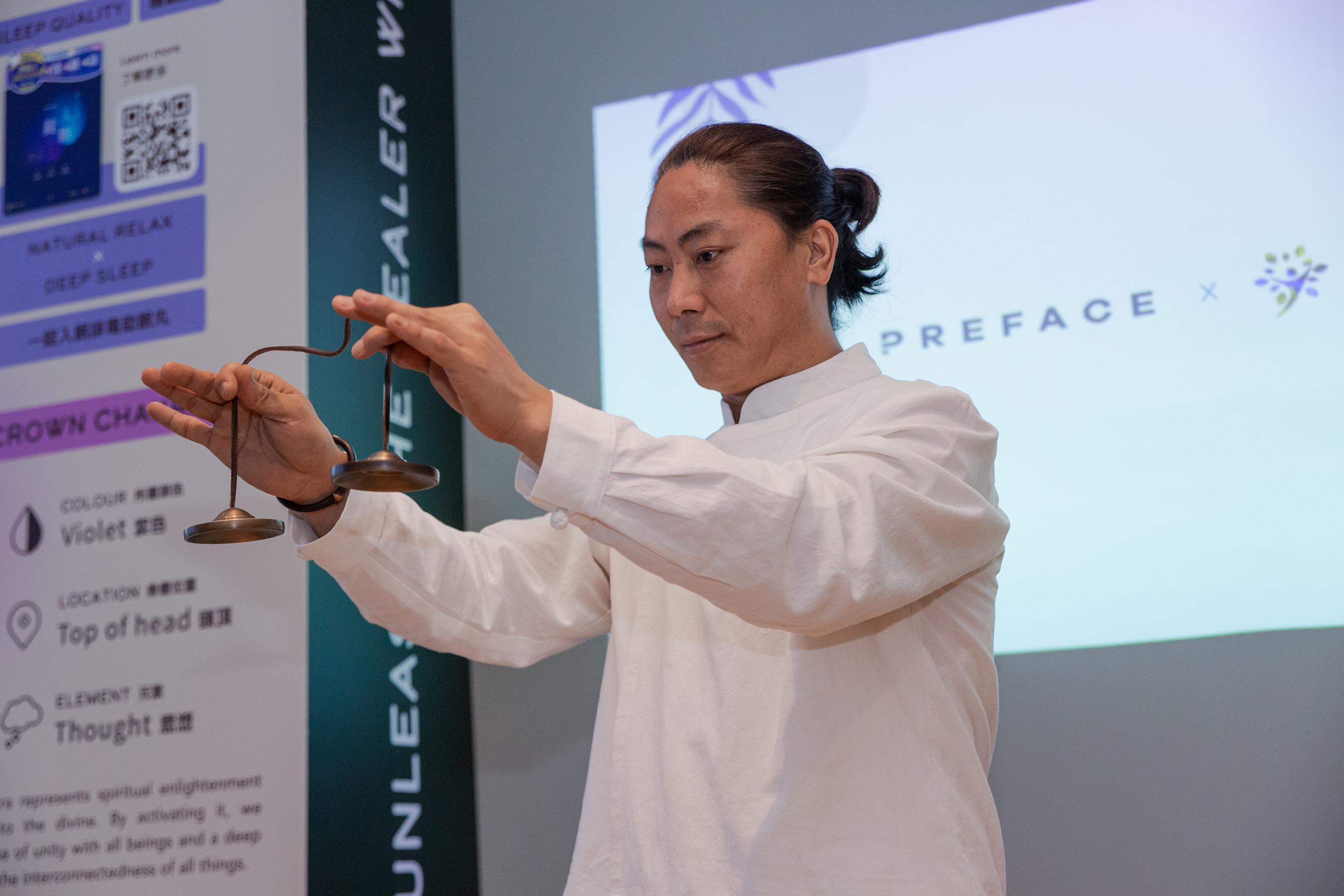 「豐盛生活正念舍」日前舉辦傳媒預覽日,請來西藏頌缽大師Tsering Ngodup,以頌缽為來賓進行調頻及帶領頌缽聲頻浴體驗。