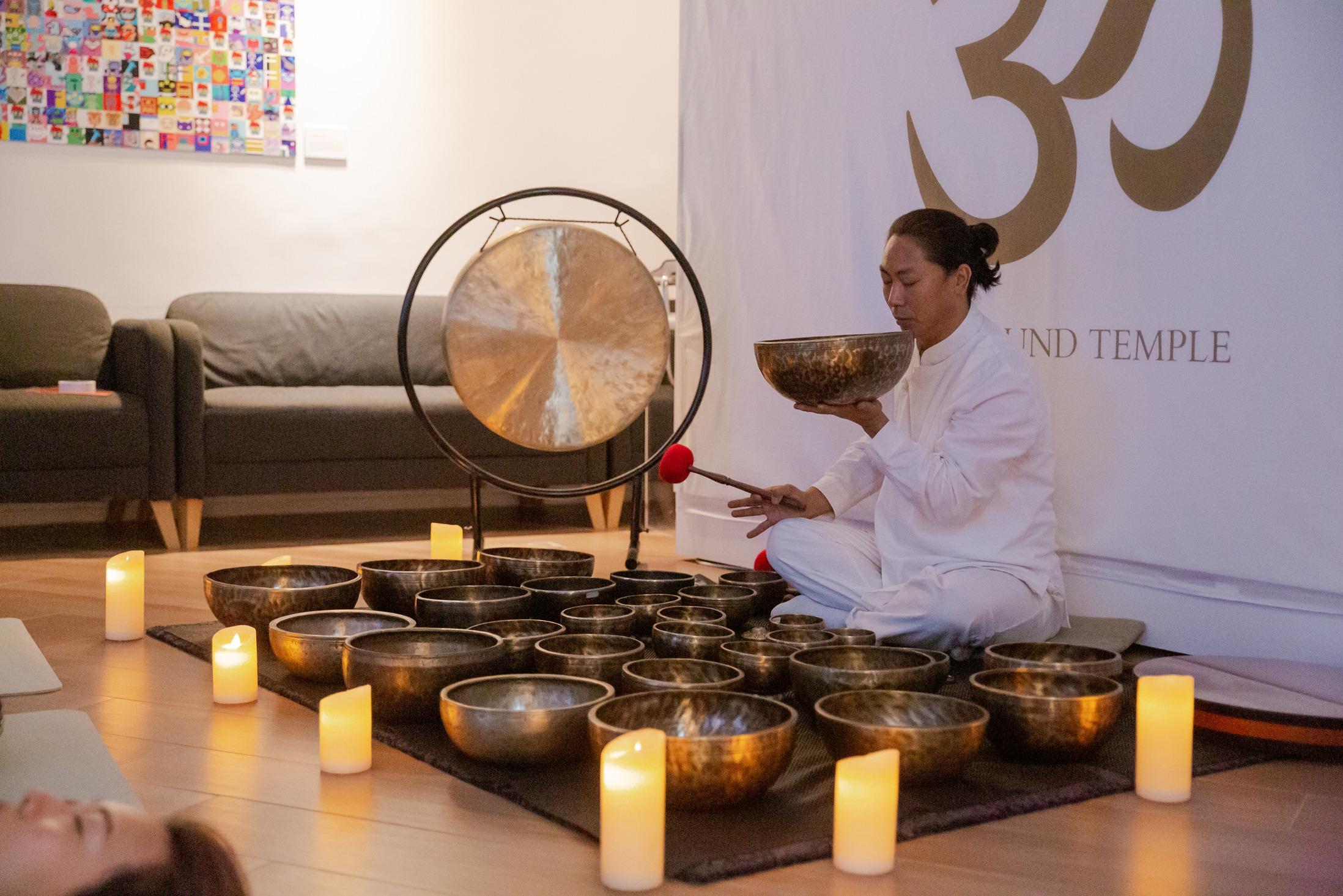 「豐盛生活正念舍」日前舉辦傳媒預覽日,請來西藏頌缽大師Tsering Ngodup,以頌缽為來賓進行調頻及帶領頌缽聲頻浴體驗。