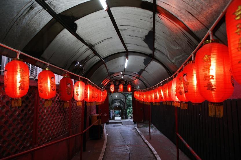 走過龍華酒店的紅燈籠走廊,恍如經過時空隧道,回到昔日舊香港的情懷氛圍。(圖片來源:Getty)