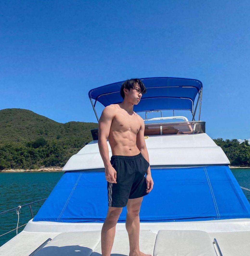 40號Jackson Chan在IG分享靚相,不乏曬肌照片。