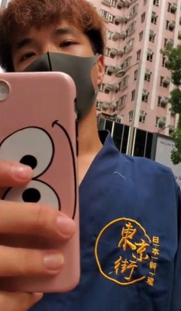 天宇穿上日本菜員工服,跟一名Busking男子在街頭互鬧。