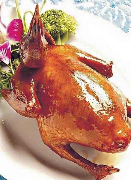 遠近馳名的沙田乳鴿,正是源於龍華酒店,菜式的構思來自老闆鍾秀長的妻子。