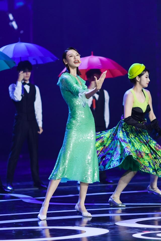 王丹妮換上翠綠色晚裝,擔任表演嘉賓,載歌載舞。