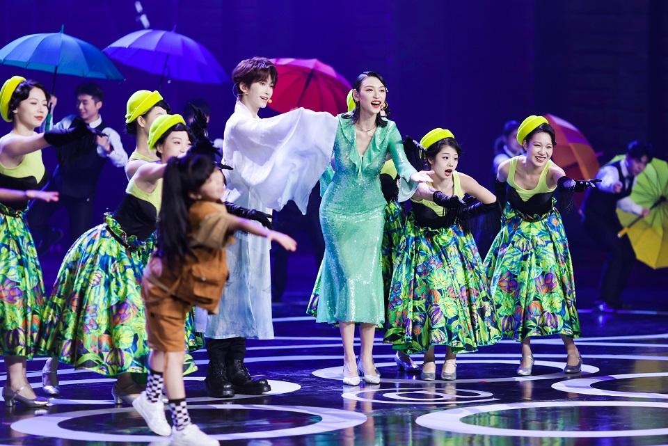 王丹妮換上翠綠色晚裝,擔任表演嘉賓,載歌載舞。