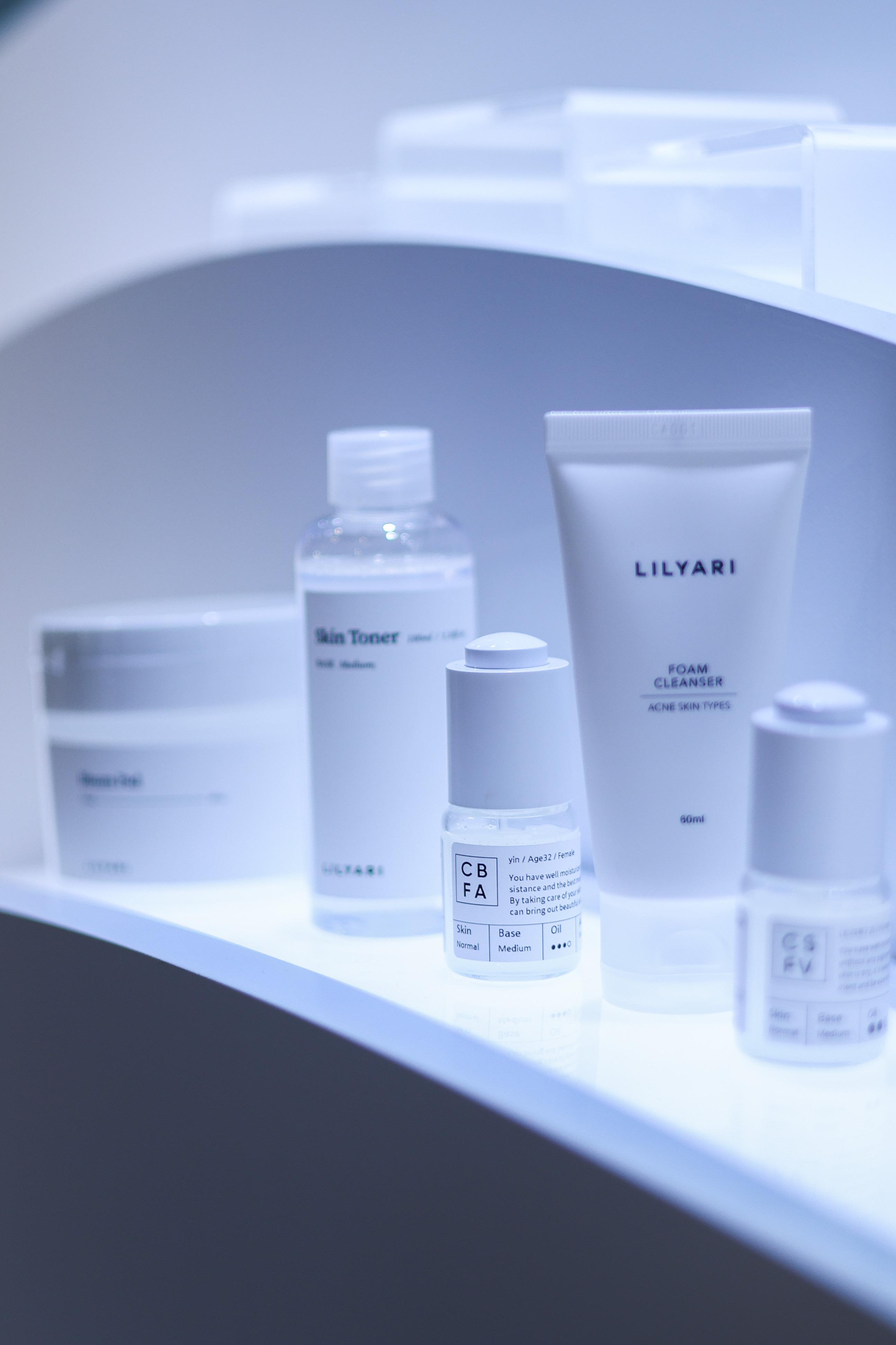 LILYARI目前推出的護膚品包括潔膚乳、爽膚水、定制精華及定制乳液等,圓滿日常保養肌膚程序。