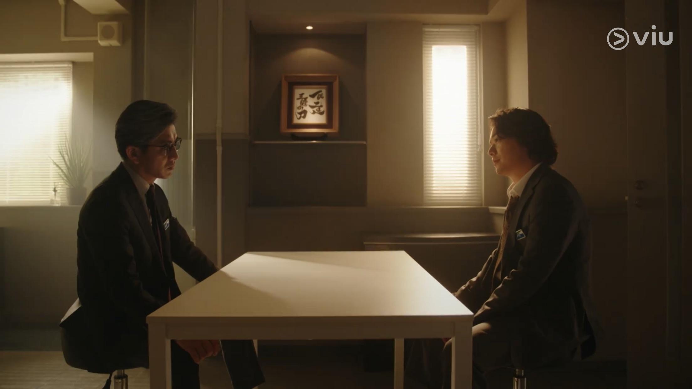 風間公親(木村拓哉飾)、中迂兼兒(染谷將太飾)