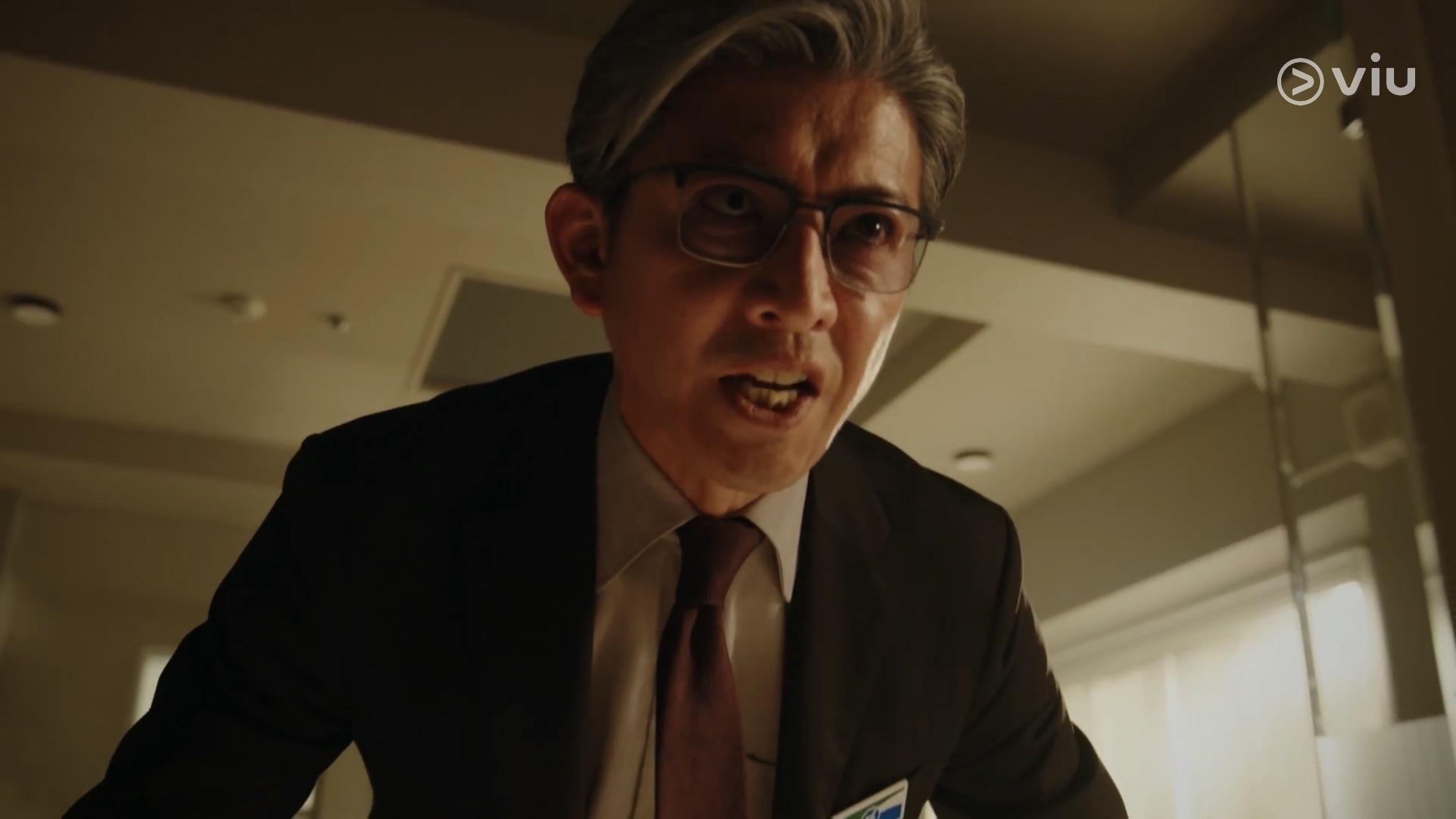 風間公親(木村拓哉飾)看穿了中迂兼兒(染谷將太飾)內心深處的傷痛。