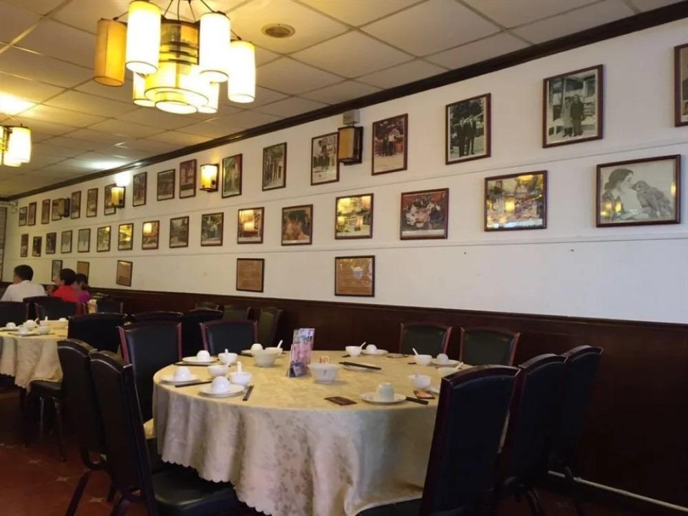 龍華酒店的餐廳布置保留懷舊格調,牆上都是昔日的舊照片,恍如時光倒流到50、60年代的感覺。(網上圖片)