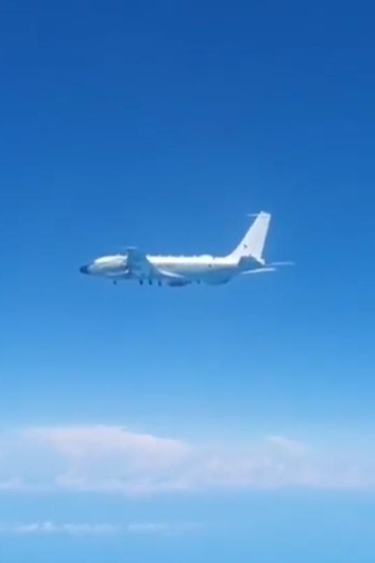 俄軍戰機於黑海上空攔截英軍飛機。(Twitter)