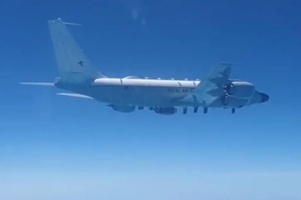 俄軍戰機於黑海上空攔截英軍飛機。(Twitter)