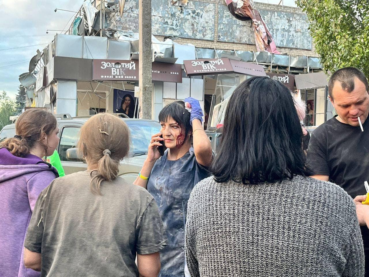 導彈擊中當地市中心一個熱鬧區域,造成至少有4人死亡,包括1名15歲少年。(Twitter)