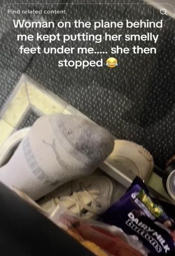 後座一名女性乘客脫掉鞋後,不斷將「臭腳」伸到他的座位下。(TikTok)