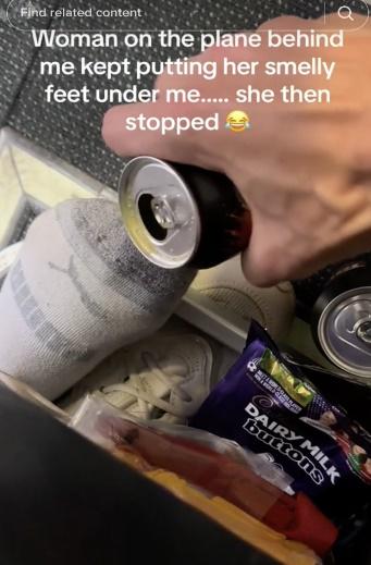 男子再倒更多飲料到她的腳,這時對方終於知難而退。(TikTok)