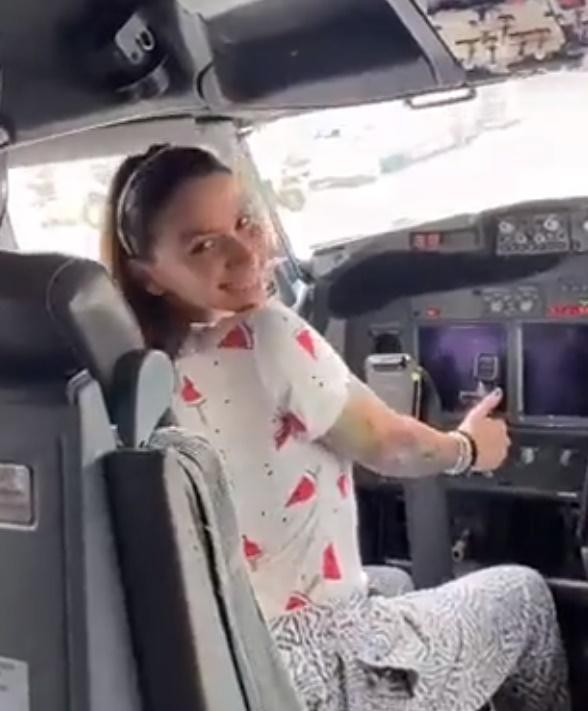 巴西女歌手客機駕駛艙內露股嘟咀惹抨擊。(Twitter)