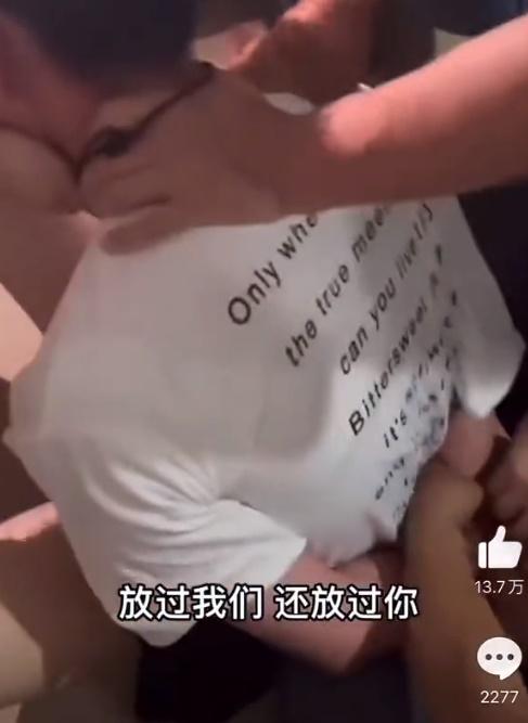 男子希望女性能把照片刪除完之後,將手機還給他並讓他離開。(Twitter)