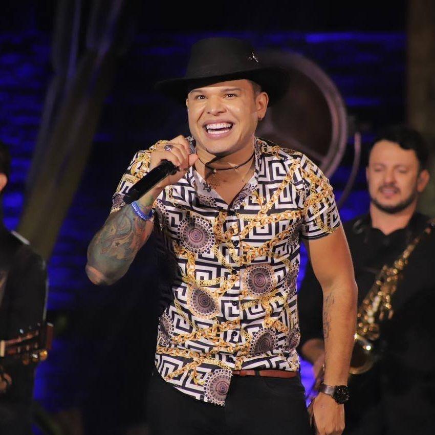 南美洲知名歌手Tierry Coringa與樂團成員同於機上。(網上圖片)