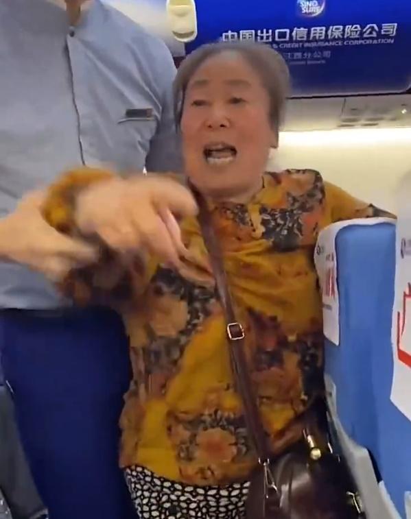 大媽扮病要脅「嘔落你度」要換位,結局令人氣憤。(微博)