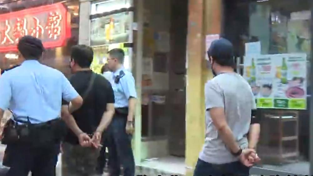 警方在深水埗一個賭檔拘捕15名男女,當中4人涉嫌冒警。(電視截圖)