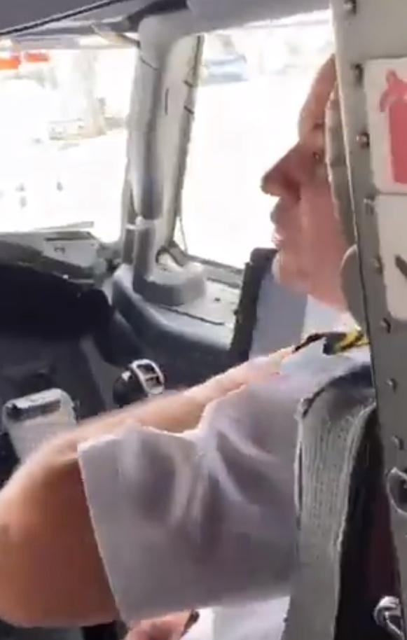 機長立即喝止:「妳不能這樣做,不要露出來,尊重一點!」(Twitter)