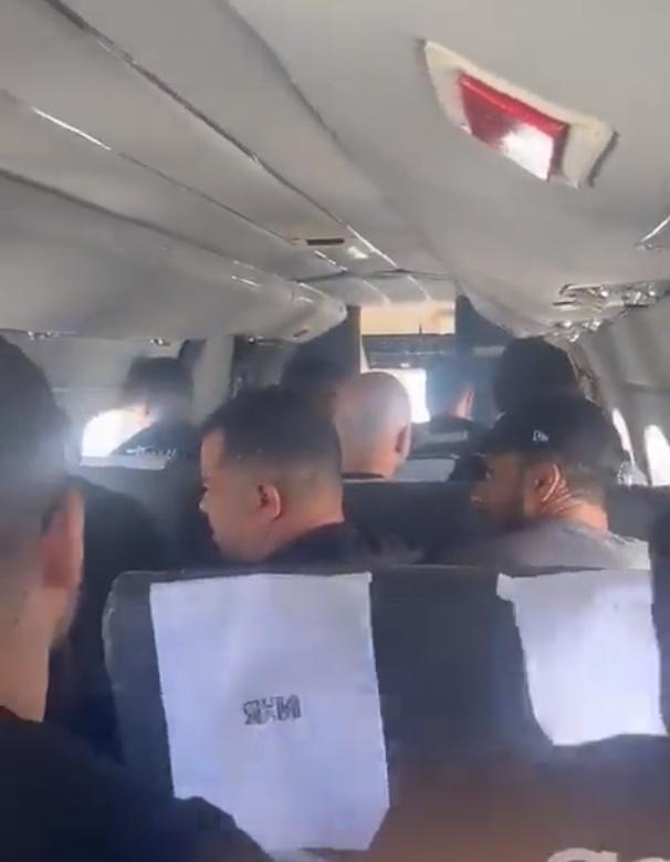 機上鴉雀無聲 無人敢看艙外畫面。(Twitter)