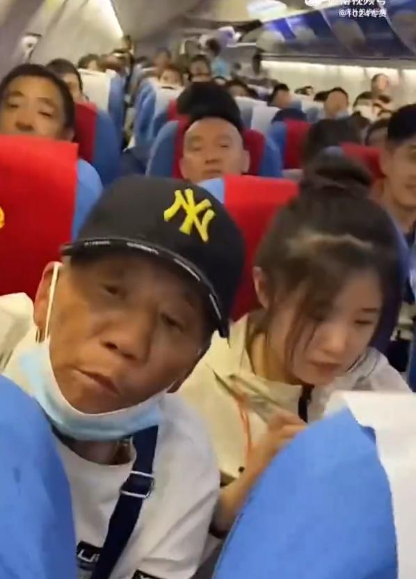 大媽丈夫亦加入戰局,更企起身威脅落機後要打對方。(微博)