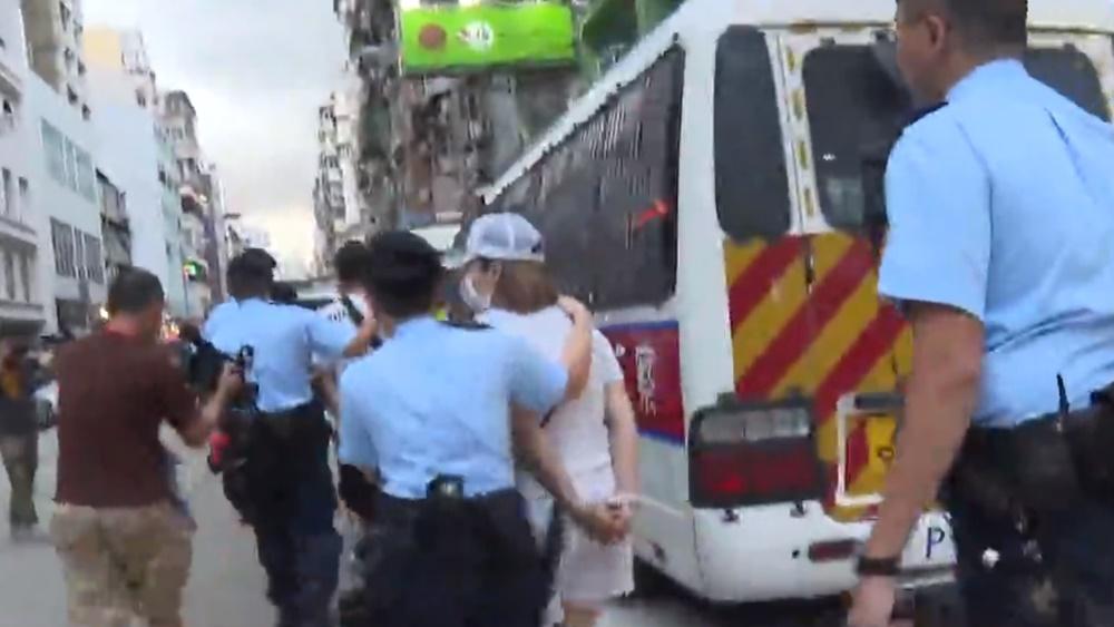 警方在深水埗一個賭檔拘捕15名男女,當中4人涉嫌冒警。(電視截圖)