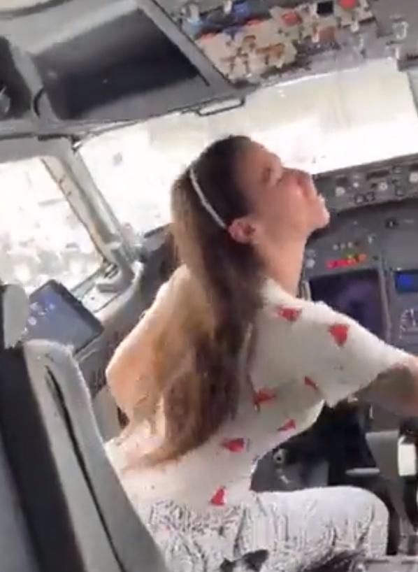 MC Pipokinha似乎並不在意,大笑將褲子拉上,輕拍機長安撫。(Twitter)