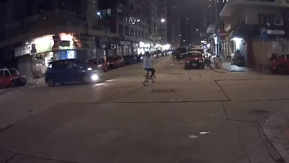 女子察覺左方有私家車急停。(馬路的事 (即時交通資訊台)@FB)