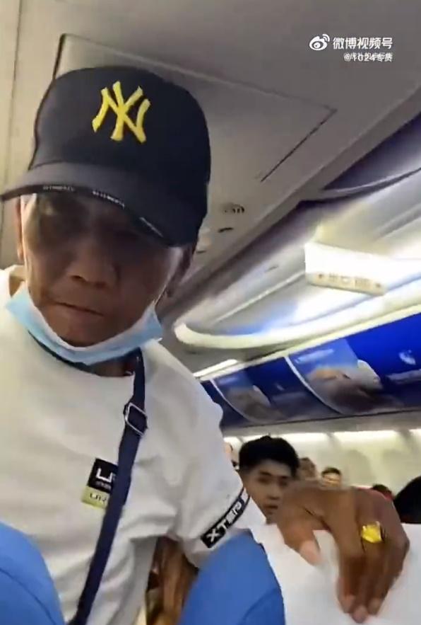 大媽丈夫亦加入戰局,更企起身威脅落機後要打對方。(微博)