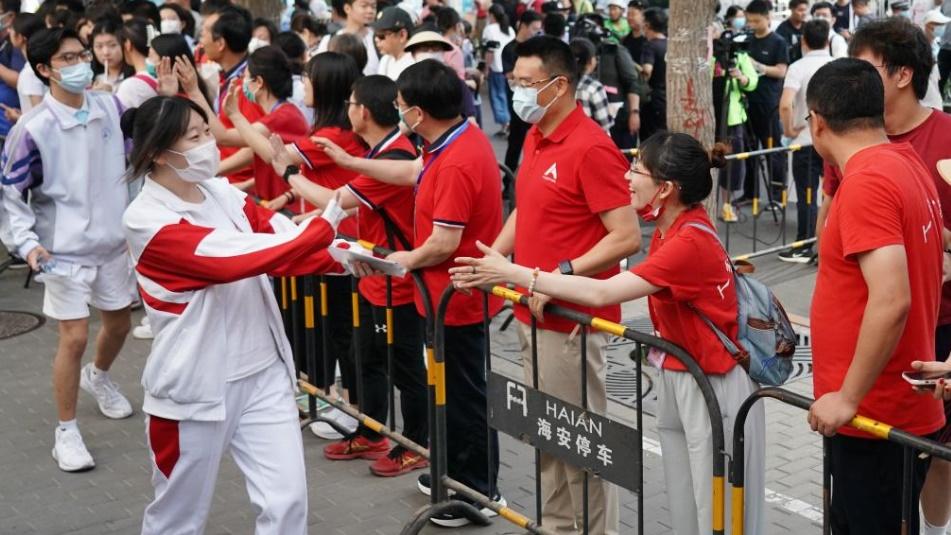 中國人民大學附屬中學考點。(新華社)