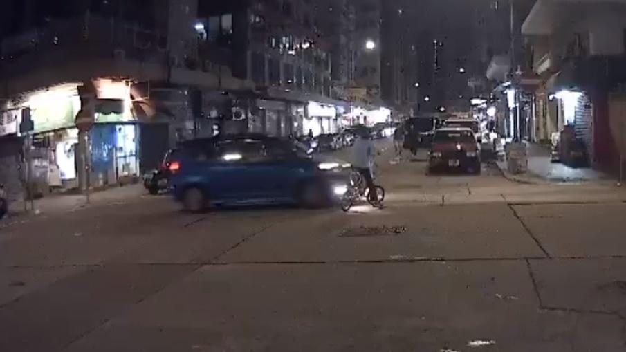 女子察覺左方有私家車急停。(馬路的事 (即時交通資訊台)@FB)