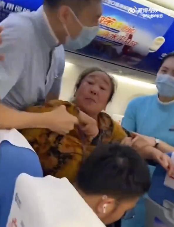 大媽扮病要脅「嘔落你度」要換位,結局令人氣憤。(微博)