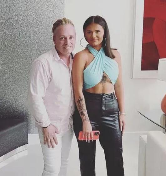 Barrie與女兒Saffron。(網上圖片)