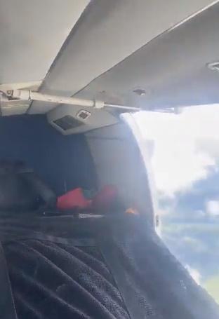 慶幸彈開的艙門附近用來擺放行李,並無人坐。(Twitter)