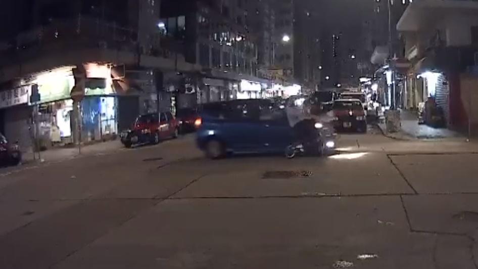 司機懷疑正查看左方道路,未有留意右方路面情況,隨後加速並撞倒踩單車女子。(馬路的事 (即時交通資訊台)@FB)