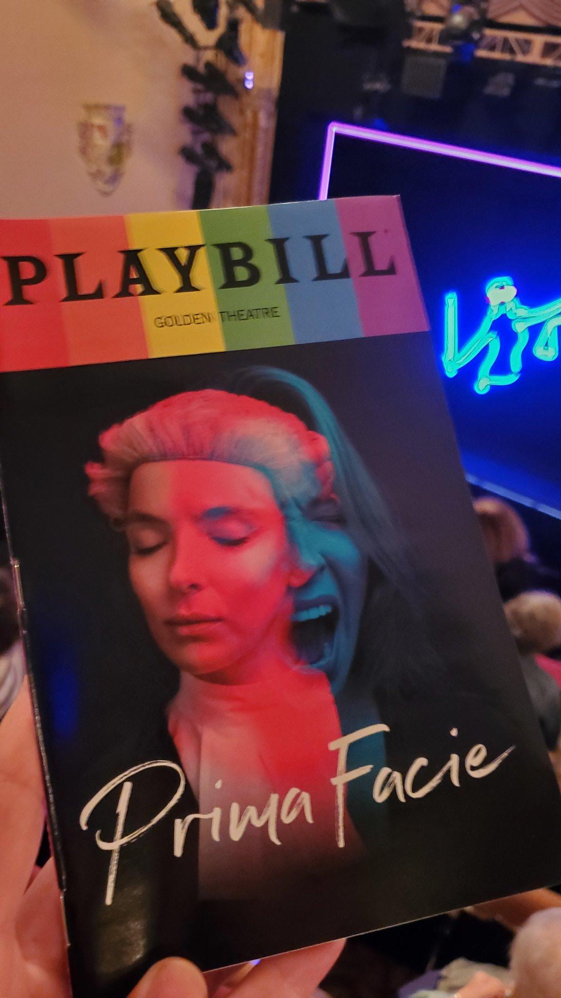 有觀眾事後在網上表示,Jodie Comer說了5分鐘對白,突然低頭說:「很抱歉,我感到呼吸困難」,之後離開舞台。(Twitter)