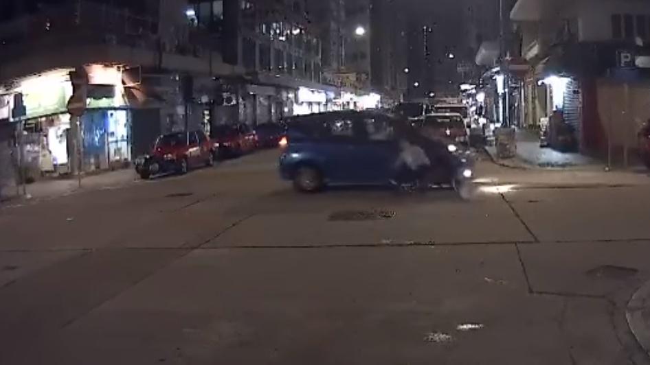 女子連人帶單車倒地。(馬路的事 (即時交通資訊台)@FB)