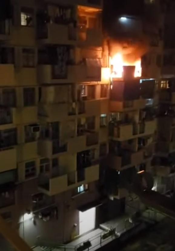 香港仔漁光邨疑有風扇短路起火並傳爆炸聲,女住客手部受傷送院。(網上截圖)